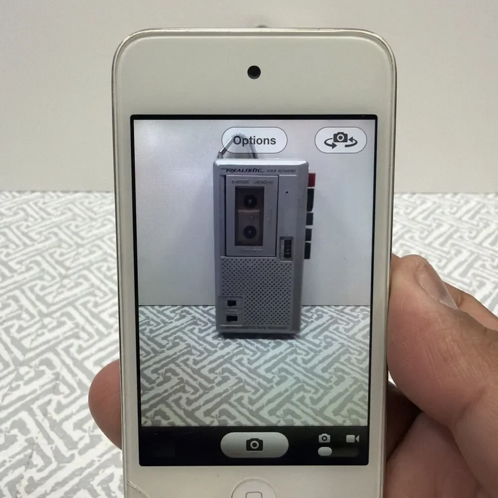 Apple iPod Touch 4th Gen 8GB White (A1367) For Parts - Cracked Screen, Powers On